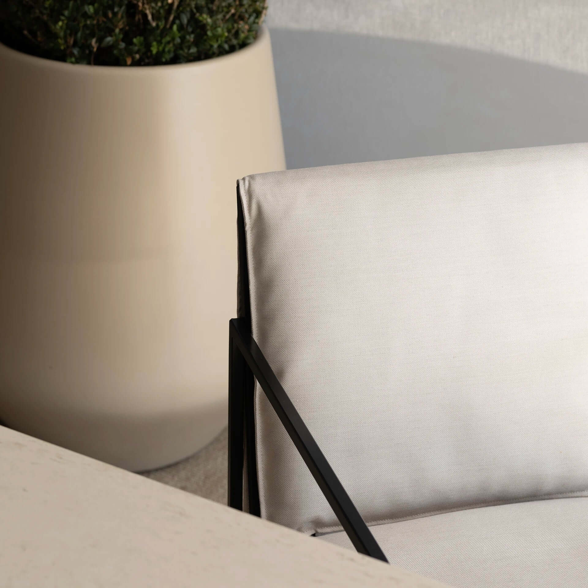 Outdoor chair Elsy  - Black - Marble Acrylic Cushion - Image 5