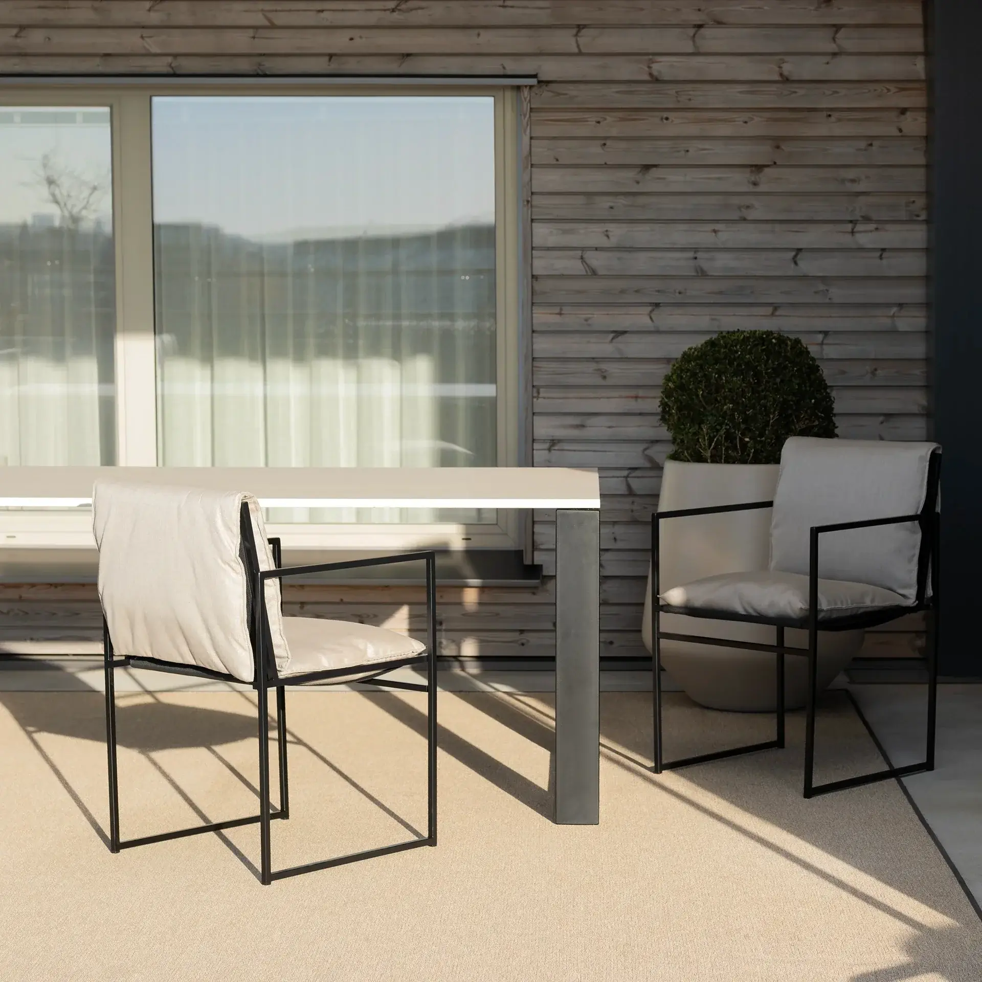 Outdoor chair Elsy  - Black Frame - Fossil Acrylic Cushion - Image 4