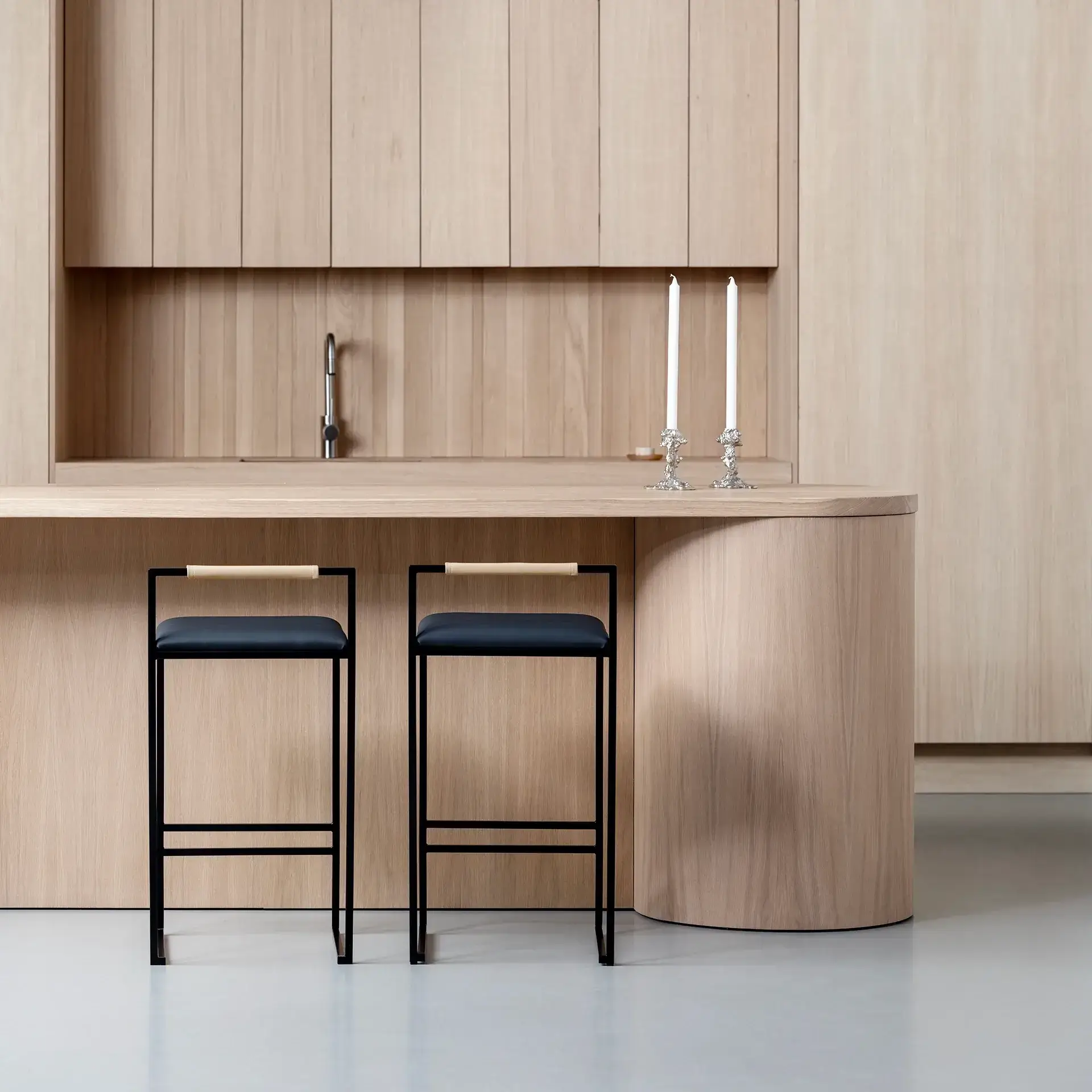 Bar Stool Freja - Black Frame - Black Leather Cushion - Latte Backrest - Image 5