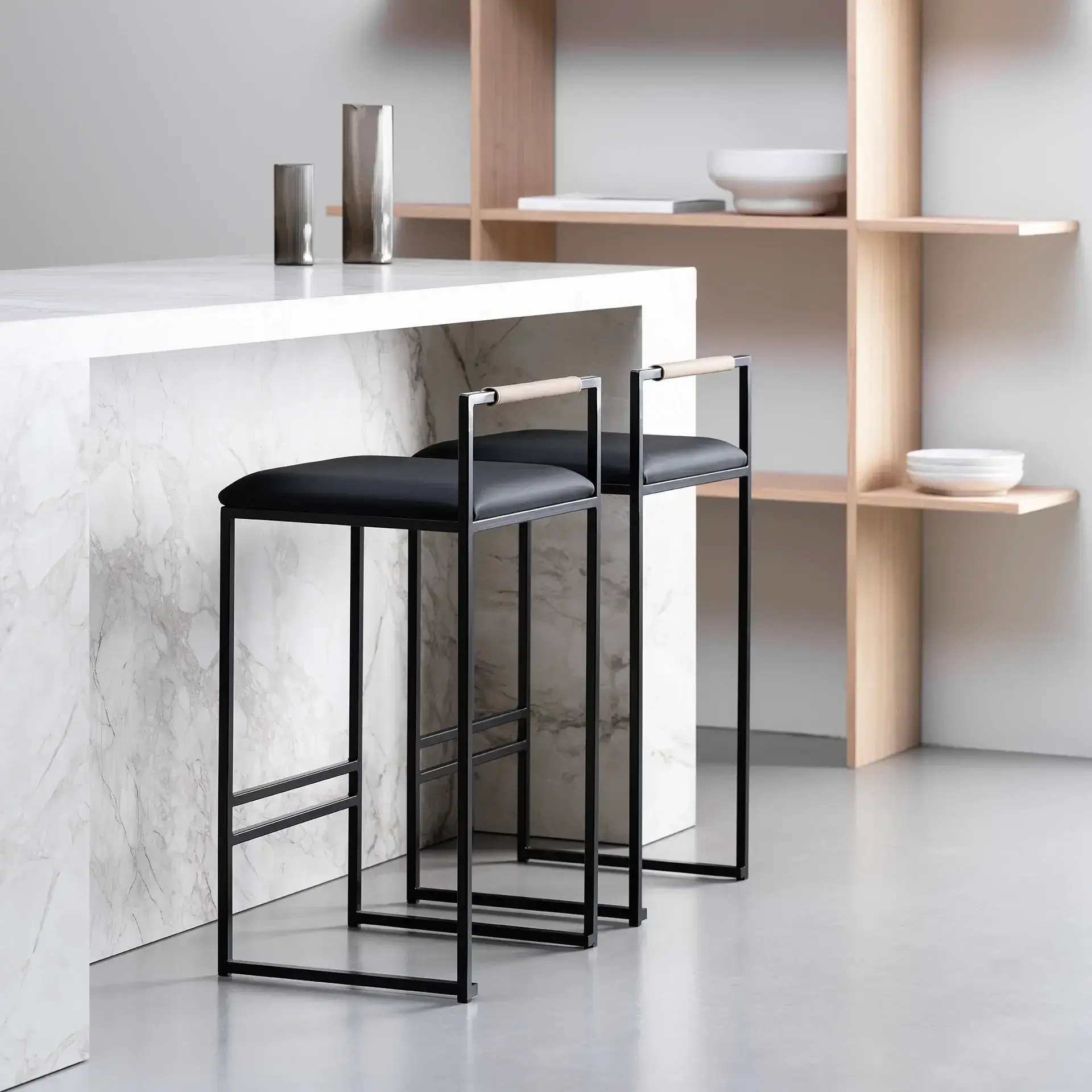 Bar Stool Freja - Black Frame - Black Leather Cushion - Latte Backrest - Image 6