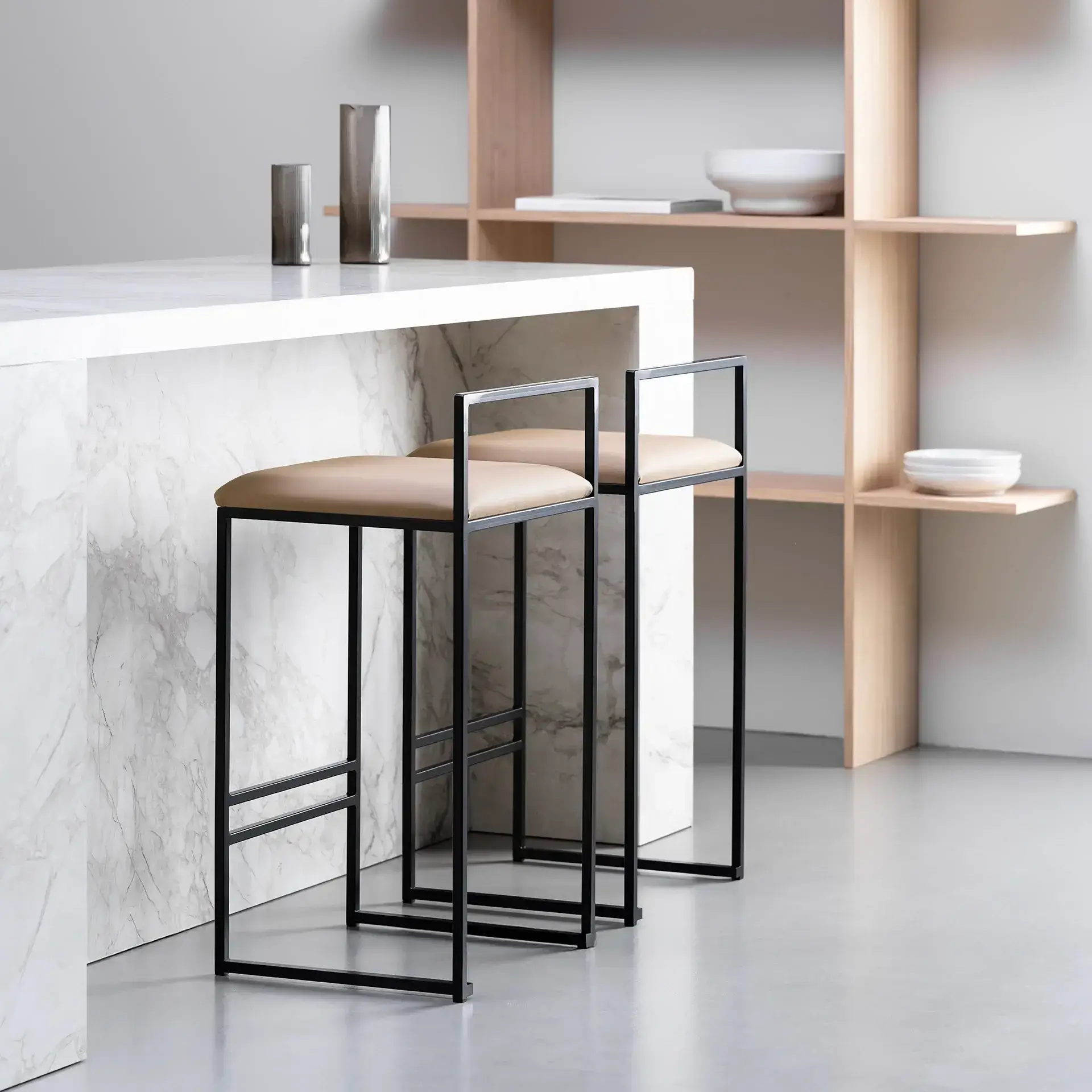 Bar Stool Freja – Black Frame – Latte Leather Cushion - Image 7