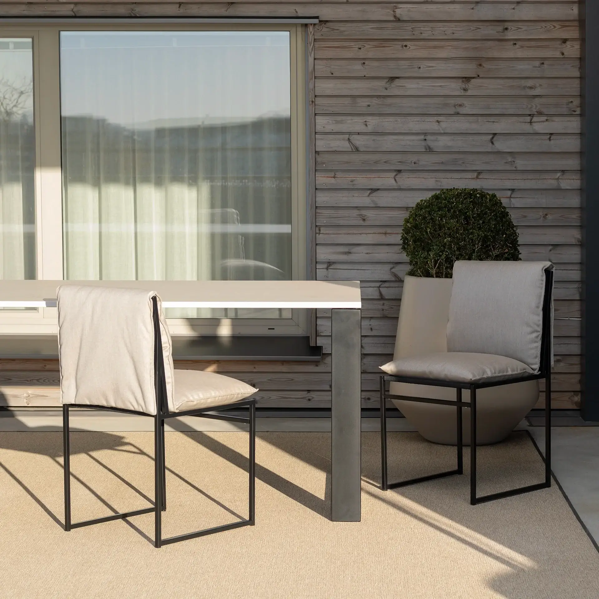 Outdoor chair Isa - Black Frame - Fossil Acrylic Cushion - Image 3