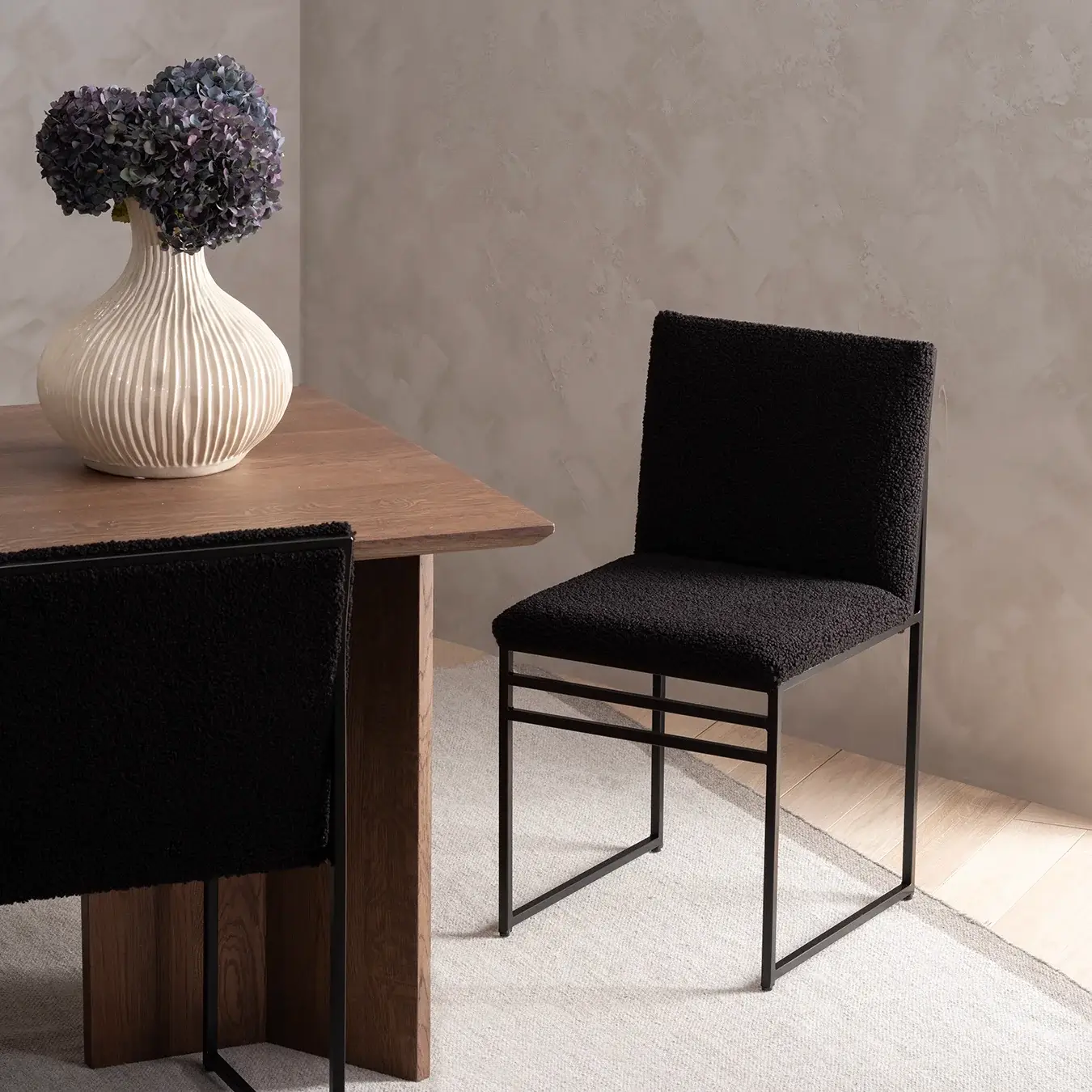 Dining chair Isabell - Black Frame - Black bouclé Cushion - Image 3